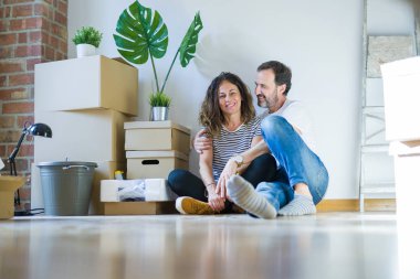 Orta yaş Senior romantik çift içinde aşk oturma üzerinde the Apartme