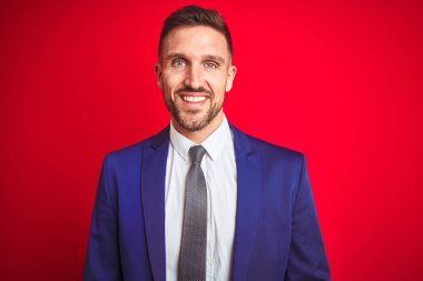 Yüzünde mutlu ve havalı bir gülümseme olan genç ve yakışıklı bir iş adamı. Şanslı kişi..