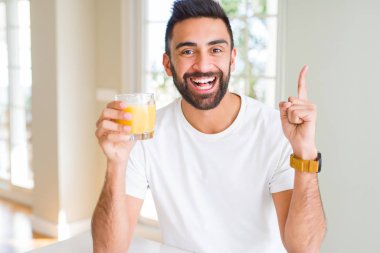 Sağlıklı portakal suyu içen yakışıklı İspanyol bir adam bir fikre ya da soru işaretine şaşırdı.