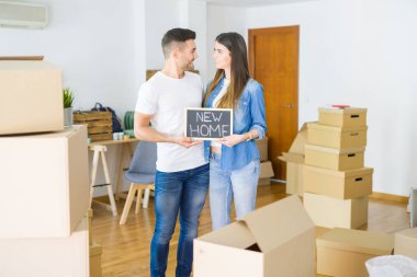 Yeni bir eve hareket güzel genç çift, yeni ev metin ile çok mutlu tutan tahta gülümseyen