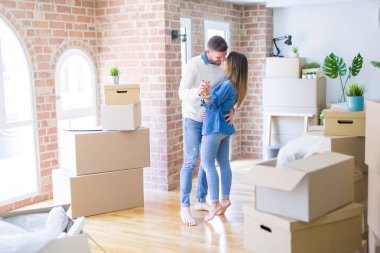 Karton kutular etrafında yeni evde dans genç güzel çift