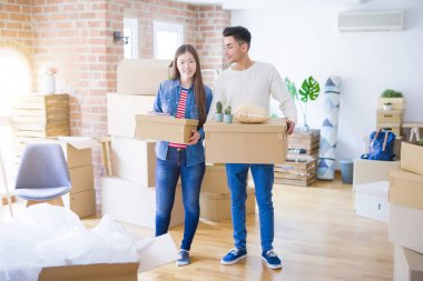 Güzel genç Asya çift görünümlü mutlu tutan karton kutu