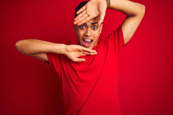 Jonge Braziliaanse Man Draagt Shirt Staande Geïsoleerde Rode Achtergrond Glimlachend — Stockfoto