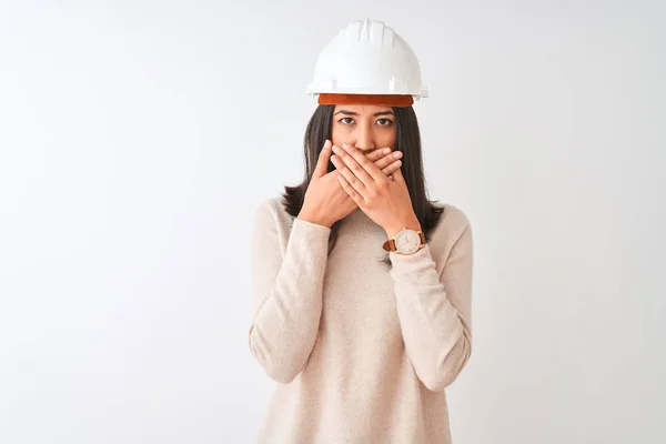 Jonge Chinese Architect Vrouw Draagt Veiligheidshelm Geïsoleerde Witte Achtergrond Geschokt — Stockfoto