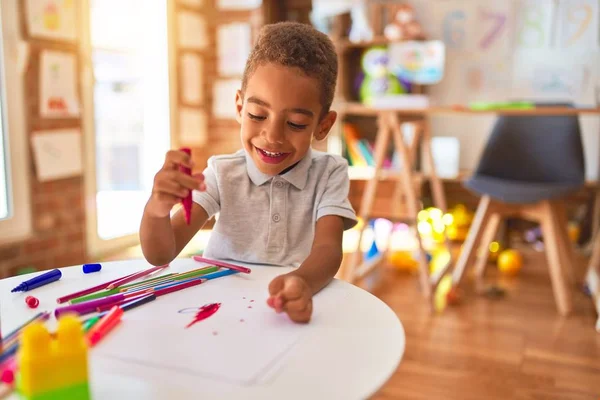 Desenho Criança Americana Africana Bonita Usando Papel Caneta Marcador Sorrindo — Fotografia de Stock