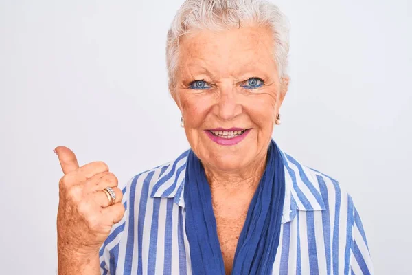 Yaşlı Gri Saçlı Mavi Çizgili Tişörtlü Bir Kadın Izole Edilmiş — Stok fotoğraf