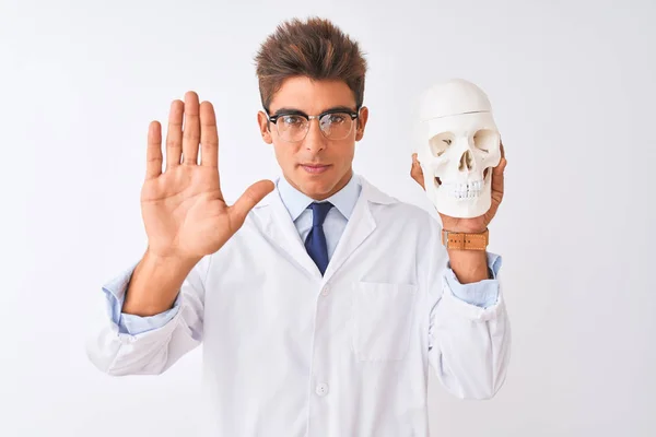 Gözlüklü Yakışıklı Doktor Beyaz Arka Plan Üzerinde Kafatası Tutuyor Eli — Stok fotoğraf