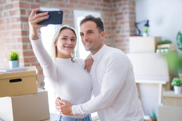 Joven Hermosa Pareja Pie Utilizando Teléfono Inteligente Para Tomar Selfie — Foto de Stock