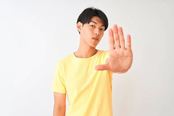 Hombre Chino Con Camiseta Casual Amarilla Pie Sobre Fondo Blanco — Foto de Stock