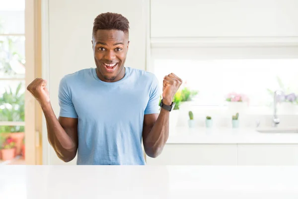 Bel Homme Afro Américain Portant Shirt Décontracté Maison Célébrant Surpris — Photo