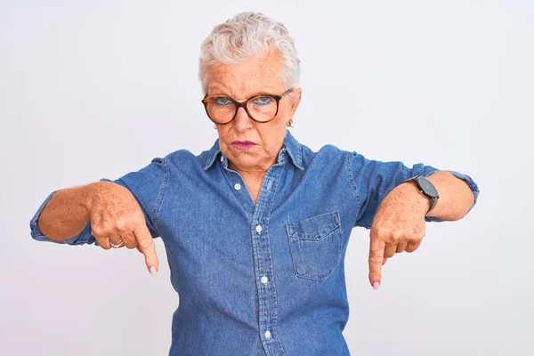 Donna Anziana Dai Capelli Grigi Che Indossa Camicia Jeans Occhiali — Foto Stock