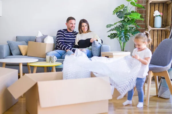 Hermosa Familia Padres Sentados Sofá Bebiendo Café Mirando Hijo Jugando — Foto de Stock