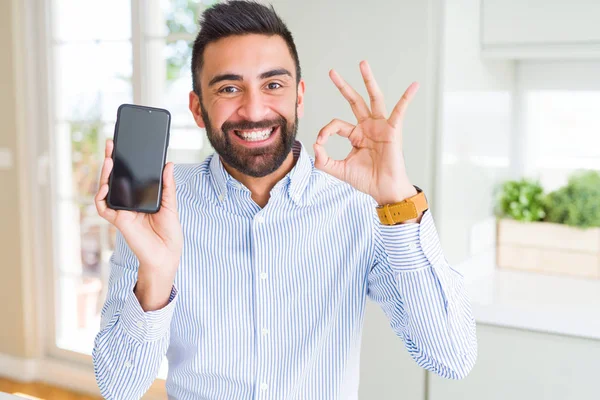 Hezký Hispánský Byznysmen Ukazující Obrazovku Chytrého Telefonu Prsty Pořádku Znamení — Stock fotografie