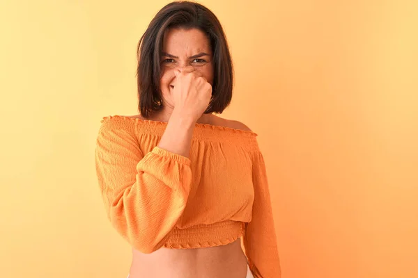 Mulher Bonita Jovem Vestindo Camiseta Casual Sobre Fundo Laranja Isolado — Fotografia de Stock