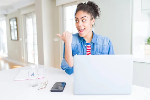 Joven Afroamericana Estudiante Mujer Usando Computadora Portátil Señalando Mostrando Con — Foto de Stock