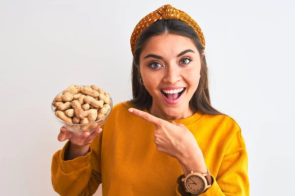 Joven Hermosa Mujer Sosteniendo Tazón Con Cacahuetes Pie Sobre Fondo —  Fotos de Stock