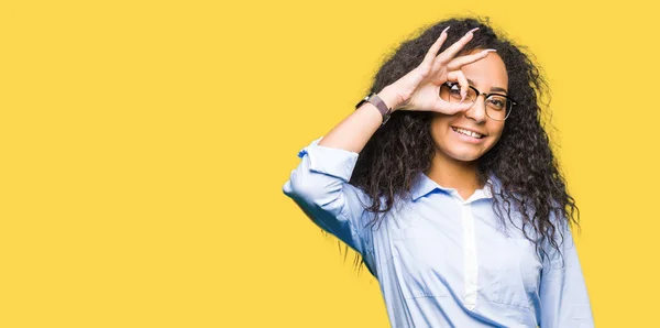 Menina Negócios Bonita Nova Com Cabelo Encaracolado Usando Óculos Fazendo — Fotografia de Stock