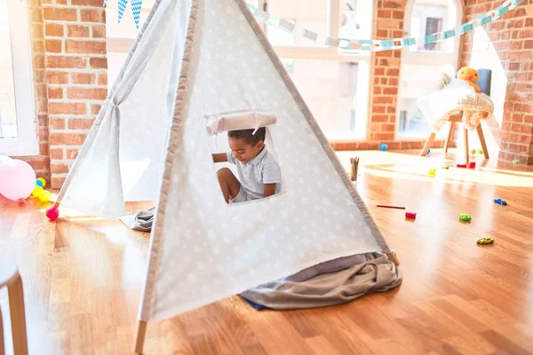 Schöne Afrikanisch Amerikanische Kleinkind Spielt Tipi Lächelnd Kindergarten — Stockfoto