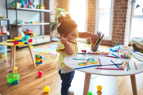 Όμορφο Μικρό Παιδί Στέκεται Κρατώντας Χρωματιστά Μολύβια Στο Νηπιαγωγείο — Φωτογραφία Αρχείου
