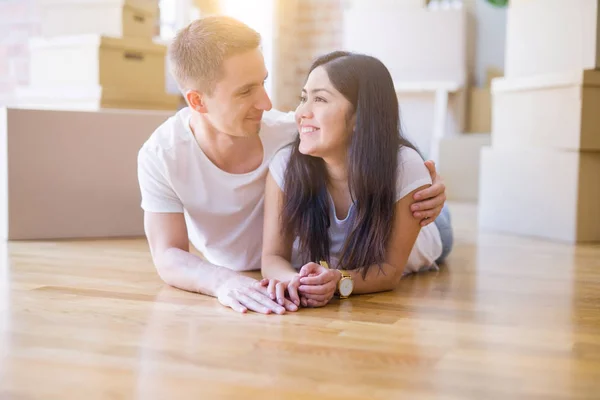 Jovem Lindo Casal Deitado Nova Casa Torno Caixas Papelão — Fotografia de Stock