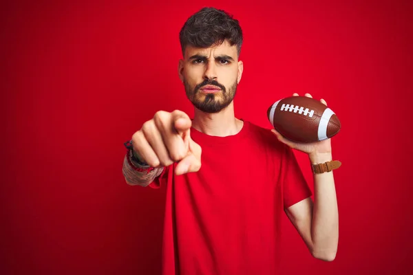 Homem Atleta Jovem Com Tatuagem Segurando Bola Futebol Sobre Fundo — Fotografia de Stock