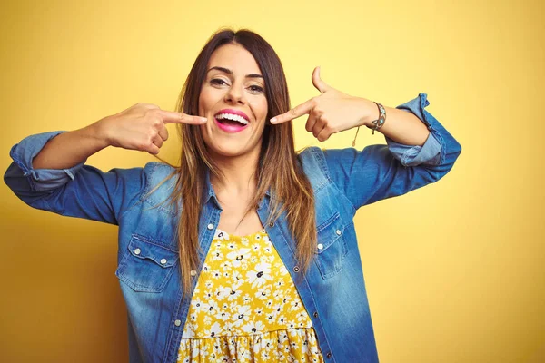 Jonge Mooie Vrouw Staat Gele Geïsoleerde Achtergrond Glimlachend Vrolijk Tonen — Stockfoto