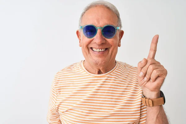 Ein Älterer Grauhaariger Mann Mit Gestreiftem Shirt Und Sonnenbrille Vor — Stockfoto