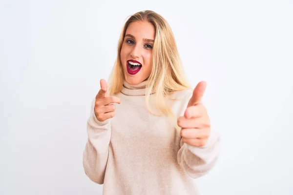 Jovem Mulher Bonita Vestindo Camisola Gola Alta Sobre Fundo Branco — Fotografia de Stock