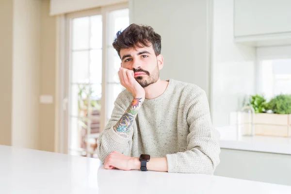 Hombre Joven Con Suéter Casual Sentado Mesa Blanca Pensando Que — Foto de Stock