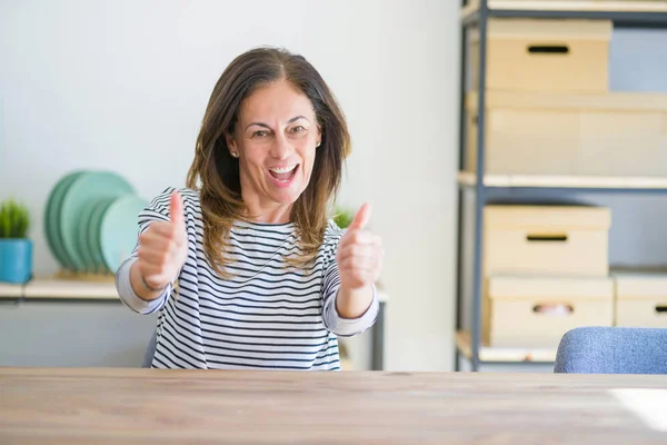 Medelålders Senior Kvinna Sitter Vid Bordet Hemma Godkänna Gör Positiv — Stockfoto