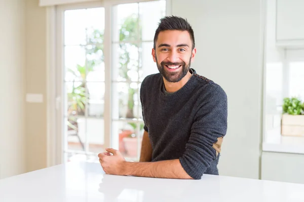 Bonito homem sorrindo alegre com um grande sorriso na cara mostrando t — Fotografia de Stock