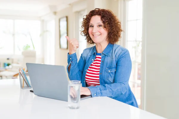 Femme Âgée Travaillant Aide Ordinateur Portable Pointant Montrant Avec Pouce — Photo