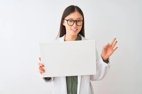 Mladý Čínský Lékař Žena Nosí Brýle Drží Prapor Izolovaném Bílém — Stock fotografie