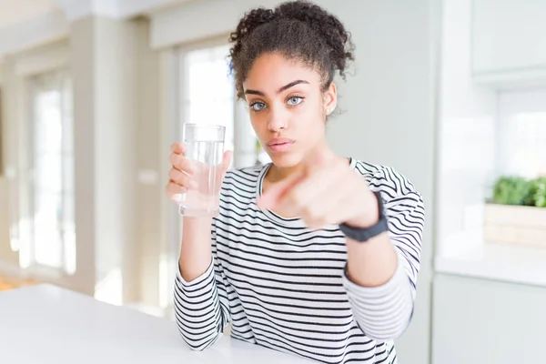 Молода Афроамериканка Свіжу Склянку Води Вказуючи Пальцем Камеру Ручний Знак — стокове фото