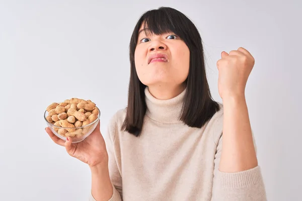 Joven Hermosa Mujer China Sosteniendo Tazón Con Cacahuetes Sobre Fondo — Foto de Stock