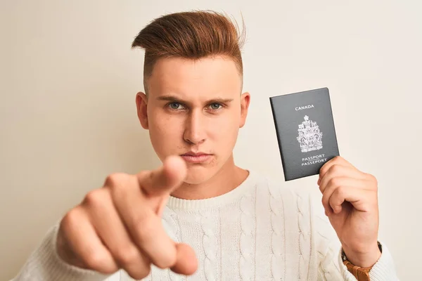 Młody Przystojny Mężczyzna Trzymający Kanadyjski Paszport Odizolowanym Białym Tle Wskazującym — Zdjęcie stockowe