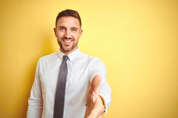 Joven Hombre Negocios Guapo Con Elegante Camisa Blanca Sobre Fondo — Foto de Stock