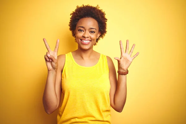 Beauitul Mujer Afroamericana Con Camiseta Verano Sobre Fondo Amarillo Aislado — Foto de Stock