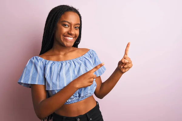 Mujer Afroamericana Con Camiseta Rayas Pie Sobre Fondo Rosa Aislado — Foto de Stock