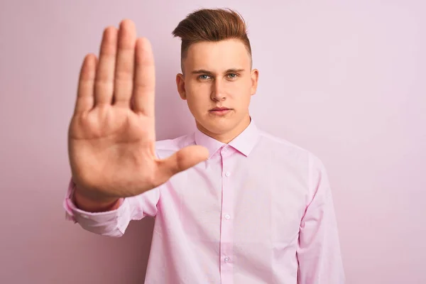 Junger Gutaussehender Geschäftsmann Elegantem Hemd Das Vor Isoliertem Rosafarbenem Hintergrund — Stockfoto