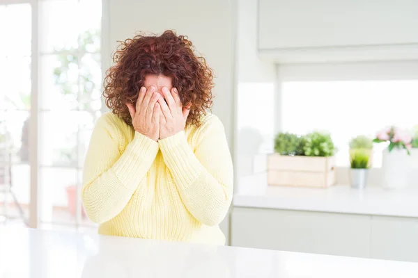 Schöne Seniorin Gelbem Pullover Mit Traurigem Gesichtsausdruck Der Das Gesicht — Stockfoto