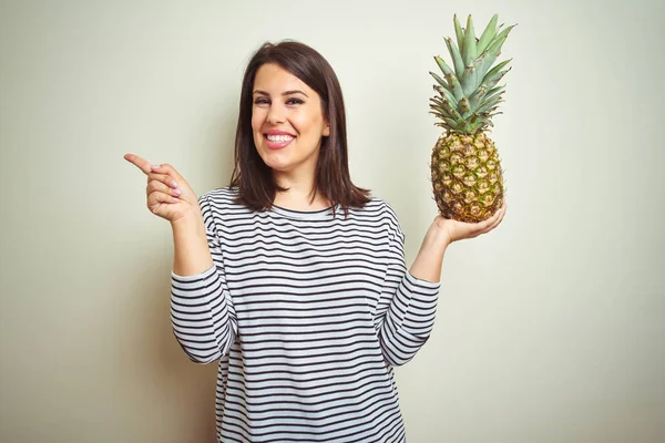 Giovane Bella Donna Che Tiene Frutta Tropicale Ananas Sfondo Isolato — Foto Stock