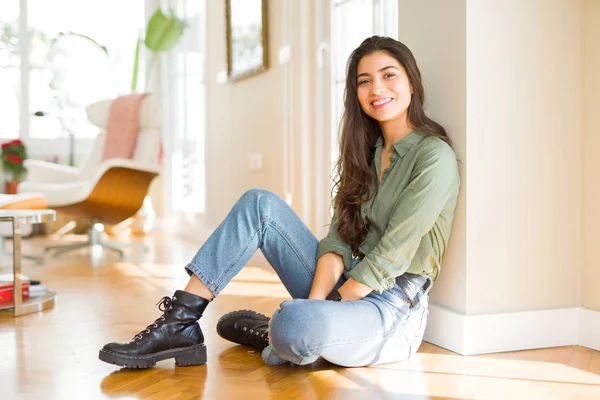 Joven Mujer Hermosa Sentada Suelo Casa Con Una Sonrisa Feliz —  Fotos de Stock