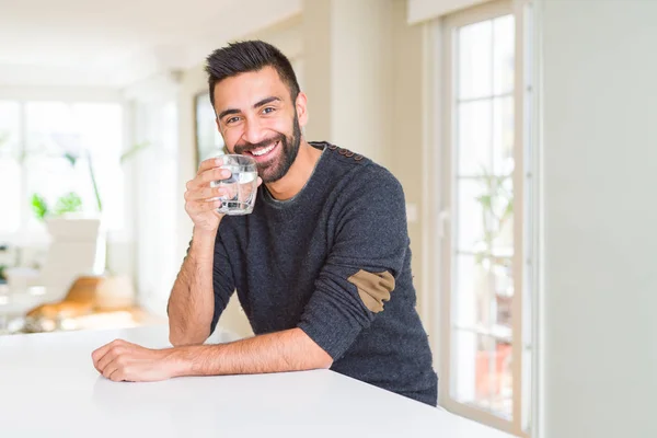 Hombre Hispano Guapo Bebiendo Vaso Agua Fresca Con Una Cara — Foto de Stock