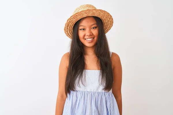 Junge Chinesin Gestreiftem Kleid Und Hut Vor Isoliertem Weißen Hintergrund — Stockfoto