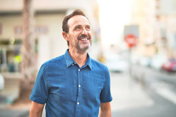 Homem Bonito Meia Idade Rua Sorrindo — Fotografia de Stock