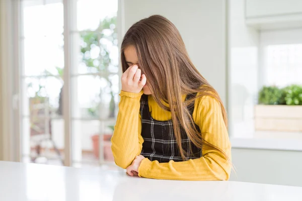 年轻美丽的金发小女孩穿着休闲的黄色毛衣在家里疲惫地揉着鼻子和眼睛 感到疲倦和头痛 压力和挫败感概念 — 图库照片