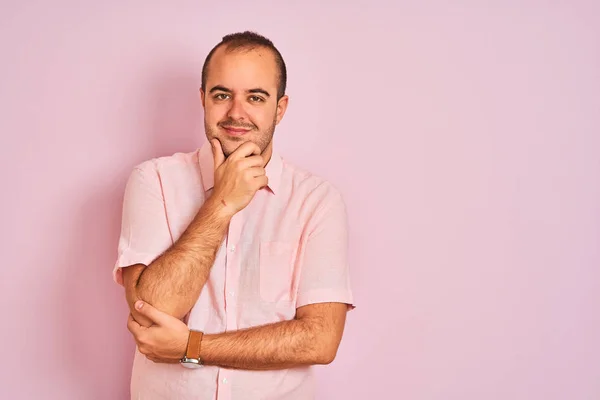 Jovem Vestindo Camisa Elegante Sobre Fundo Rosa Isolado Olhando Confiante — Fotografia de Stock