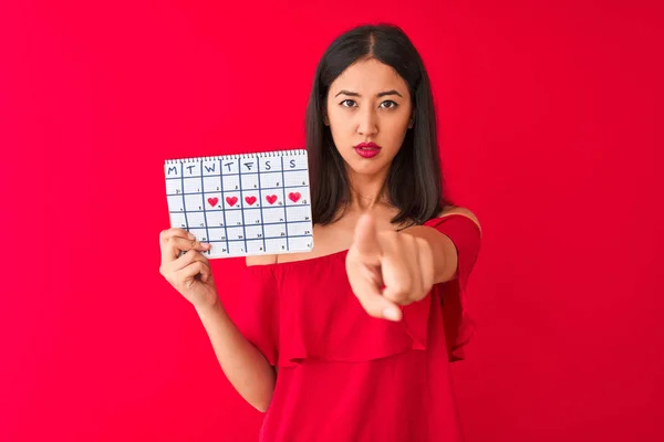 Jonge Mooie Chinese Vrouw Houdt Periode Kalender Staande Geïsoleerde Rode — Stockfoto