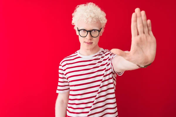Mladý Albínský Blonďák Pruhovaném Tričku Brýlích Izolovaném Červeném Pozadí Přestane — Stock fotografie